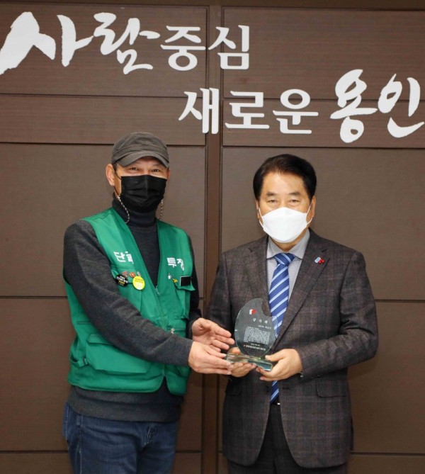 백군기 용인시장은 30일 시 공무직 노조로부터 감사패를 받았다..jpg