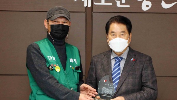 백군기 용인시장은 30일 시 공무직 노조로부터 감사패를 받았다..jpg