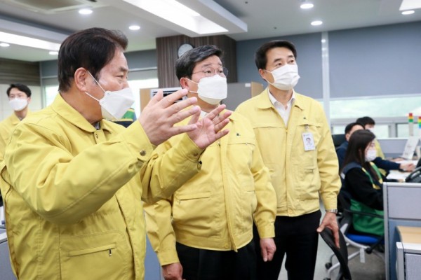 (사진) 31일 용인시 재난상황실에서 백군기 용인시장, 전해철 행정안전부장관이 자가격리모니터링 시스템을 살피고 있다..JPG