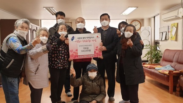 201202_풍덕천2동 관내 경로당서 사랑의 열차 이어달리기 성금 기탁_사진.JPG