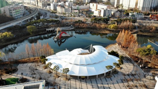 201208_용인시, 동백호수공원 야외무대 비가림막 설치_사진(2)_주간사진.jpg