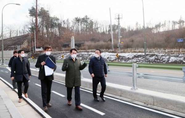 201221_백군기 용인시장 주요 도로 개통에 앞서 현장 점검_사진(1) 1-73호선 현장점검.jpg