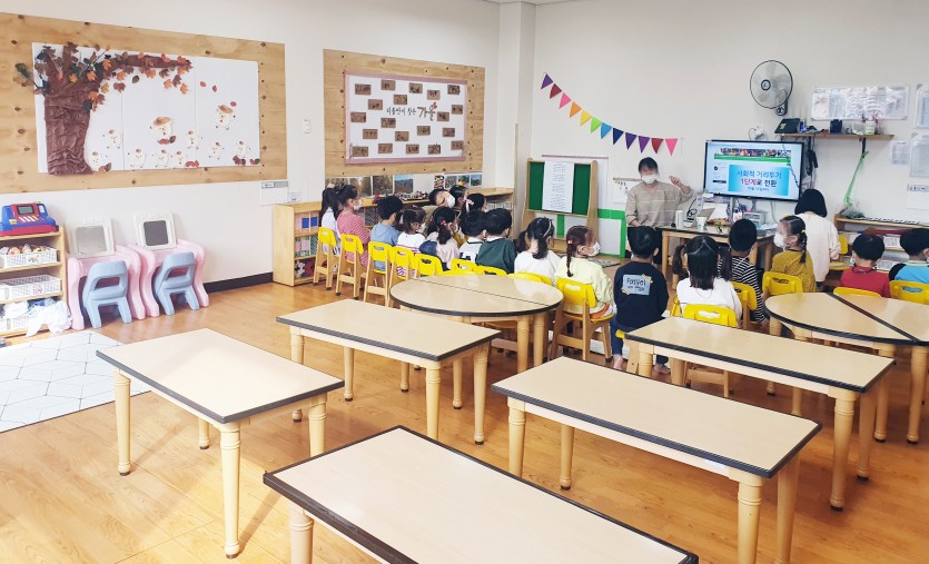 용인시에서 운영하고 있는 시립영덕어린이집에서 코로나19 확산 전 아이들이 수업 받고 있는 모습..jpg