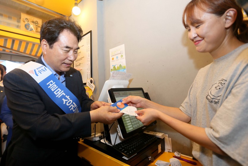 (사진) 백군기 시장 용인와이페이 사용 장보기.jpg