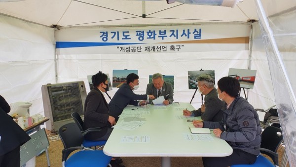 1.평화집무실 집무 모습.jpeg