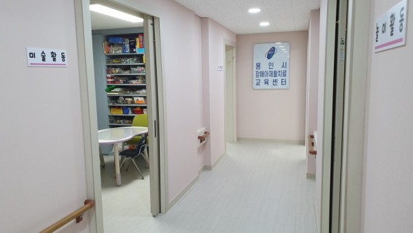 새 단장을 마친 용인시장애아재활치료교육센터 내부 모습.jpg