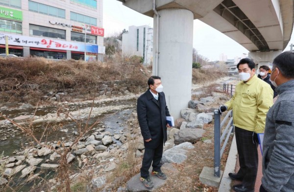 210104_백군기 용인시장, 동백호수공원~신갈천 산책로 현장 점검_사진(1).jpg