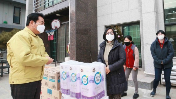 1. 백군기 용인시장이 4일 수지구 성복동 해오름의 집을 방문해 세탁 세제, 휴지, 발열도시락, 라면, 쌀 등 시설에 필요한 물품을 전달하고 관계자들과 이야기를 나누고 있다..jpg