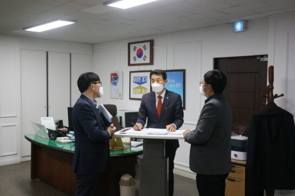 (사진) 업무 보고를 받고 있는 이정석 처인구청장.jpg