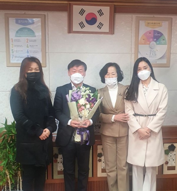 210107 남종섭 의원, 산양초등학교로부터 감사패 전달받아.JPG