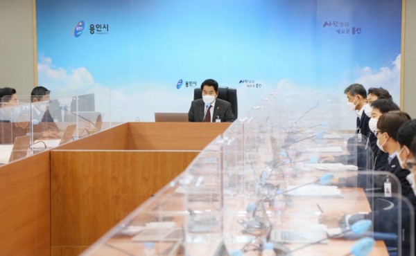 백군기 용인시장이 11일 열린 시정전략회의에서 수지산성교회 신도들의 GPS 위치 정보를 신속히 확보하고 추가확산을 방지하는데 행정력을 총동원 할 것을 주문하고 있다..jpg