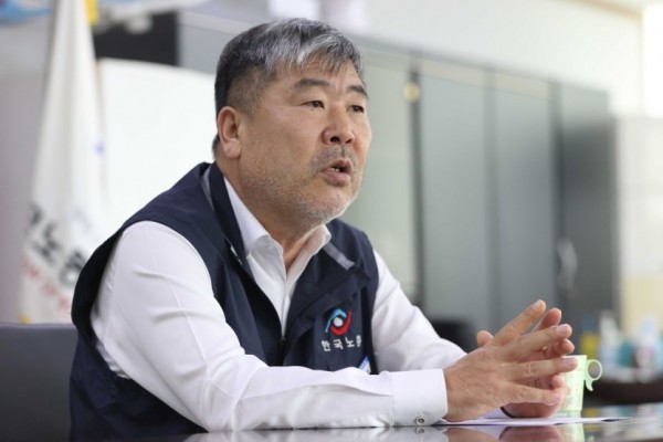 인터뷰하는 김동명 한국노총 위원장