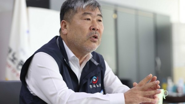 인터뷰하는 김동명 한국노총 위원장
