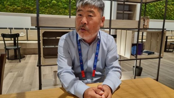 국제노동기구(ILO) 총회 참석을 위해 스위스 제네바를 방문 중인 김동명 한국노총 위원장이 11일 고용노동부 기자단과 인터뷰를 하고 있다. 고용부 기자단