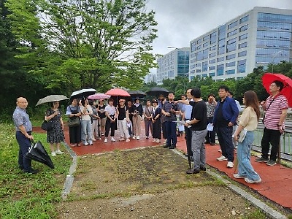 [크기변환]7. 기흥구 주민참여예산위원회 위원들이 6일 탄천자전거길 이용자(라이더) 쉼터 현장을 방문했다..jpg