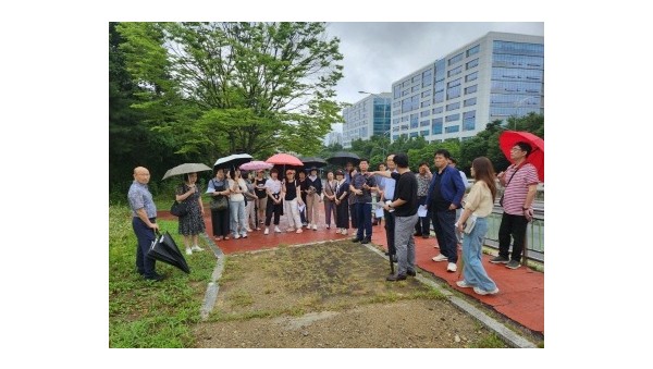 [크기변환]7. 기흥구 주민참여예산위원회 위원들이 6일 탄천자전거길 이용자(라이더) 쉼터 현장을 방문했다..jpg