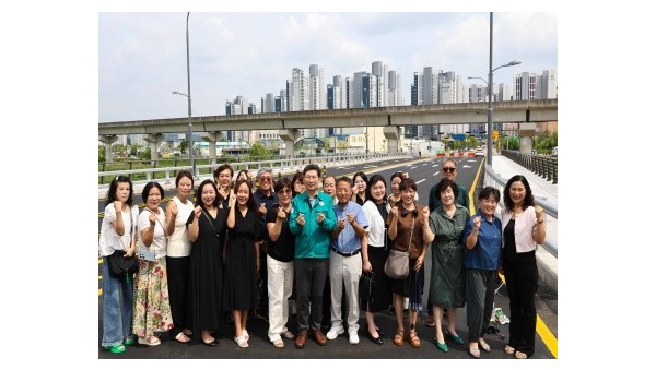 [크기변환]9-1. 이상일 용인특례시장은 유림동~고림지구 연결도로의 11일 임시 개통을 앞두고 현장을 찾았다.jpg