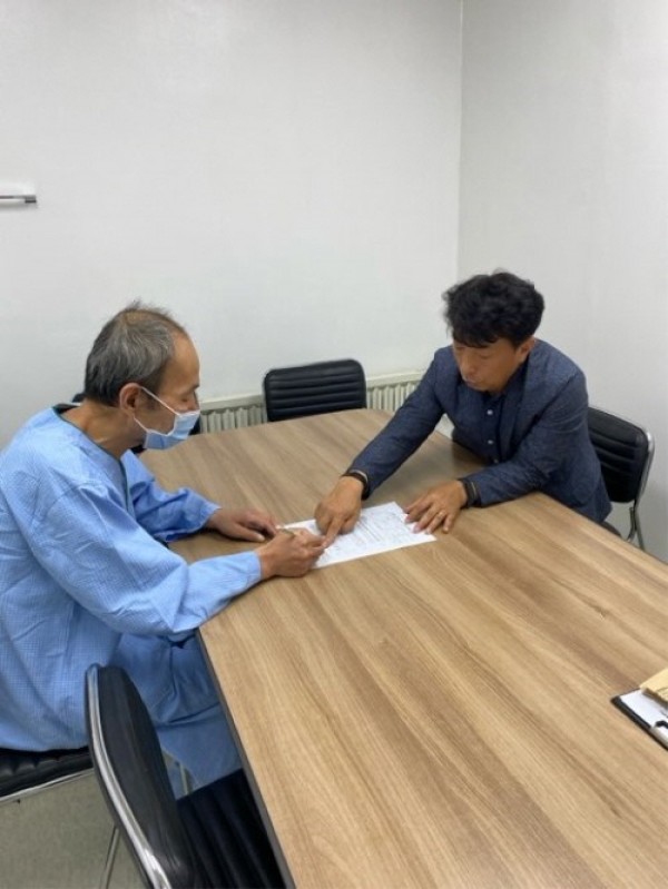 9. 남해원 장호원읍장 찾아가는 민생회복 소비쿠폰 대상자 직접 챙겨.jpg