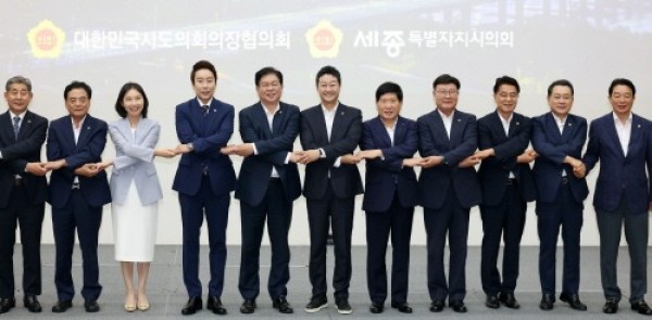 [크기변환]250812 김진경 의장, 2025 대한민국시도의회의장협의회 정기회 참석...호우 피해 재난재해구호금 받아 (1).jpg