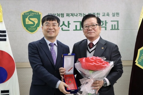 251128 경기도의회 허원 건설교통위원장, 다산고등학교로부터 감사패 받아 (1).jpg