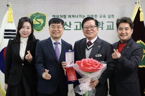 251128 경기도의회 허원 건설교통위원장, 다산고등학교로부터 감사패 받아 (2).jpg