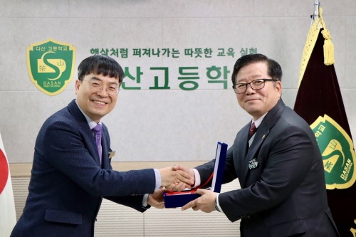251128 경기도의회 허원 건설교통위원장, 다산고등학교로부터 감사패 받아 (3).jpg