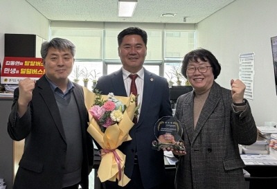 251208 경기도의회 정하용 의원, 사회적경제 발전 기여 공로로 감사패 수여.jpg