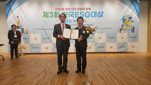 251210 방성환 위원장, 한국ESG학회 ‘우수조례 대상’ 수상(1).jpg