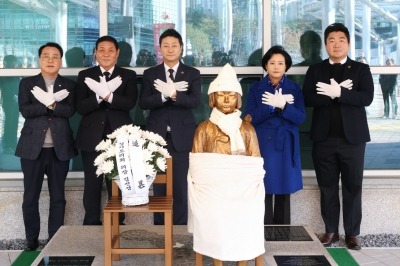 251212_김진경_의장__평화의_소녀상_건립_7주년_추모식...올바른_역사_인식_확립되도록_최선_다할_것_(3).jpg