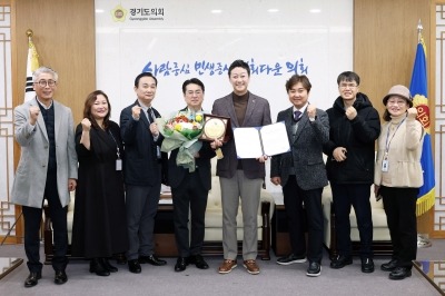 251215 김진경 의장, 2025년 우수 의정·행정대상 수상...도민 행복 위해 더욱 노력할 것 (2).jpg