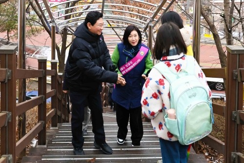 13-3. 이상일 용인특례시장은 16일 기흥구 중일초에서 등굣길 교통지도 봉사와 함께 통학로 안전을 점검했다.jpg