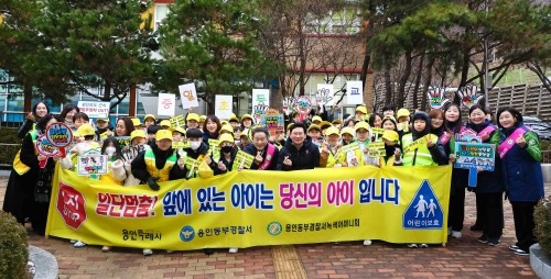 13-4. 이상일 용인특례시장은 16일 기흥구 중일초에서 등굣길 교통지도 봉사와 함께 통학로 안전을 점검했다.jpg