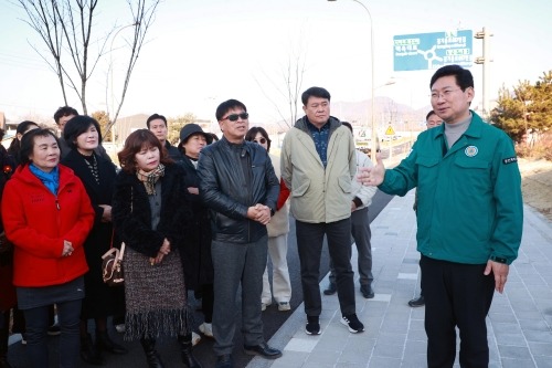 8-1. 18일 이상일 용인특례시장이 처인구 이동읍 송전입구 도로확장 공사가 마무리된 현장을 점검했다..jpg