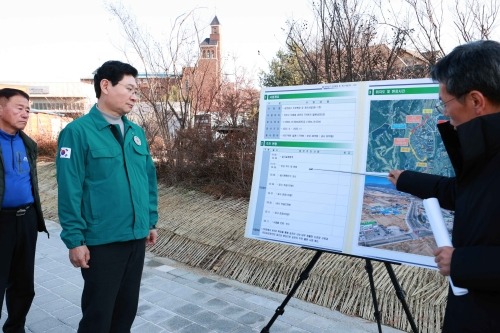 8-2. 18일 이상일 용인특례시장이 처인구 이동읍 송전입구 도로확장 공사가 마무리된 현장을 점검했다..jpg