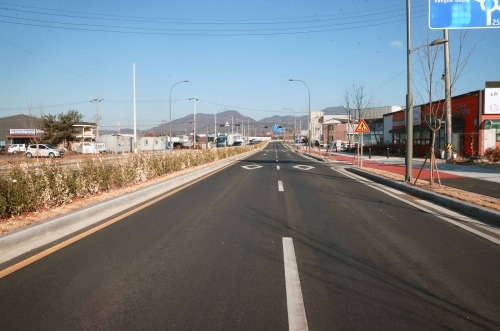 8-3. 18일 이상일 용인특례시장이 처인구 이동읍 송전입구 도로확장 공사가 마무리된 현장을 점검했다..jpg