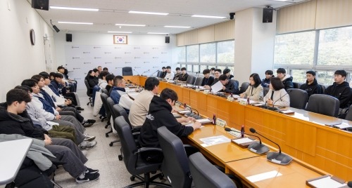 사진1. 용인특례시의회 김희영 의원과 기주옥 의원이 공동 주관해 22일 시의회 대회의실에서 ‘관내 대학 운동팀 고충 청취 간담회’를 열었다..jpg