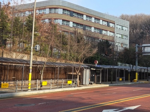 6. 차양 시설이 설치된 중일초 인근 통학로.jpg