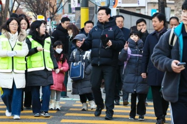 [크기변환]3-1. 9일 오전 대지초에서 이상일 시장이 통학로를 점검하고 있다.jpg