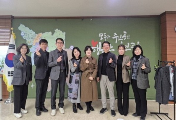 [크기변환](20251211) 용인교육지원청 보도자료(교복을 물려주면 예쁜 새 우산으로 바꿔드려요 용인교육지원청, 교복 물려주기 사업으로 「기흥1중」 전출 예정 신입생 지원) 사진.jpg