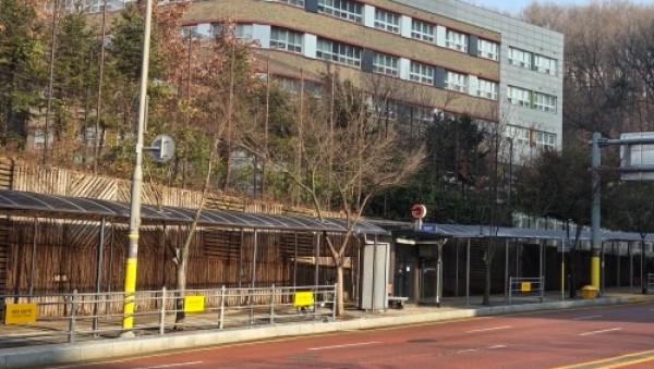 6. 차양 시설이 설치된 중일초 인근 통학로.jpg