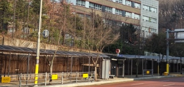 6. 차양 시설이 설치된 중일초 인근 통학로.jpg